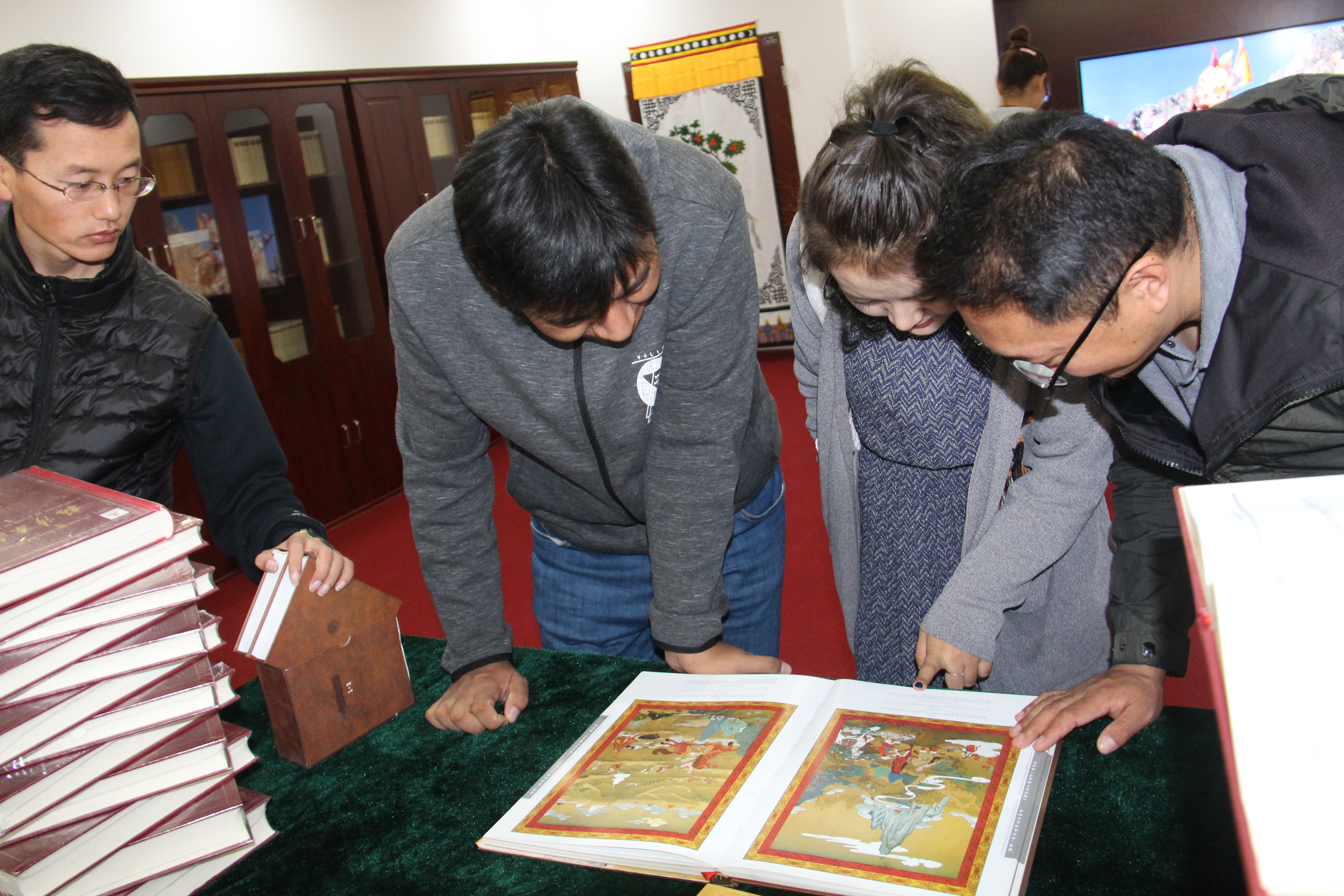 观众在格萨尔学文学馆参观